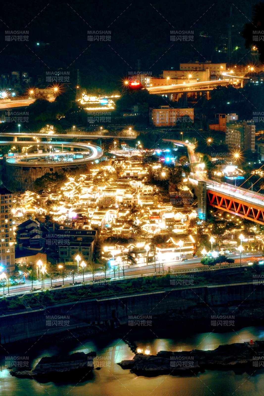夜景中的城市灯火辉煌图片