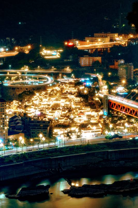 夜景中的城市灯火辉煌图片