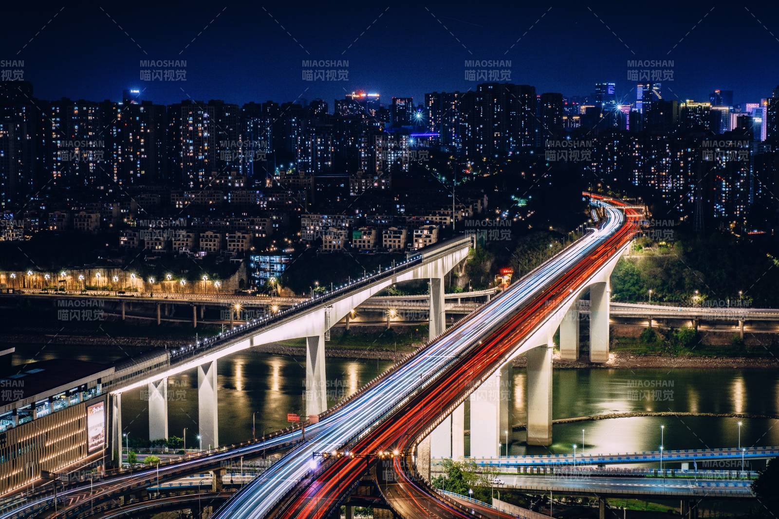 夜景城市桥梁光影流动图片