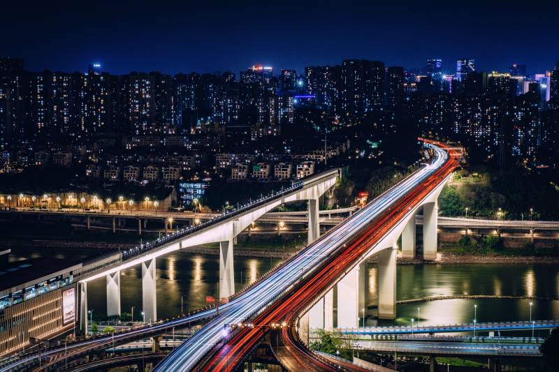 夜景城市桥梁光影流动图片