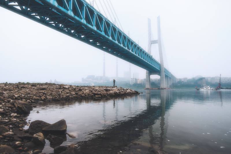 雾中大桥倒影静谧河畔图片