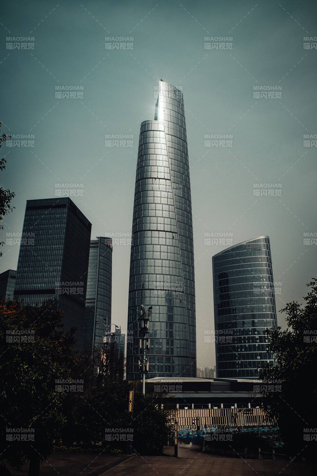 现代都市高楼群影图片