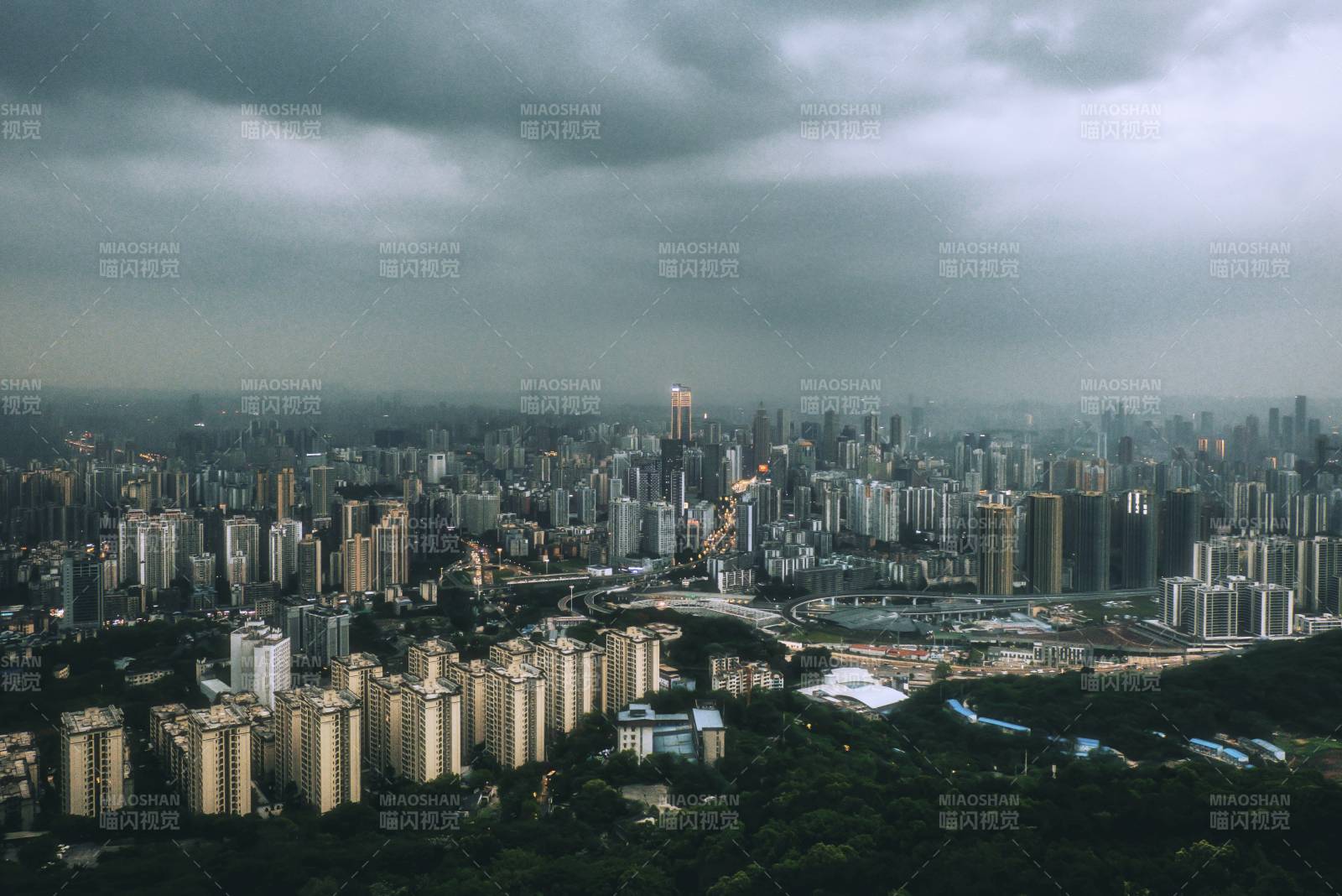 城市阴云笼罩高楼林立图片