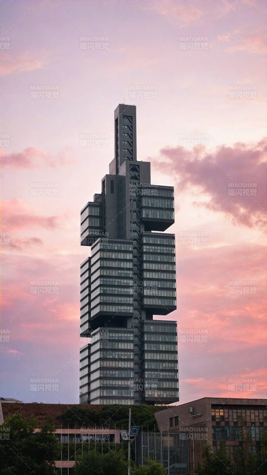 现代大楼夕阳剪影图片