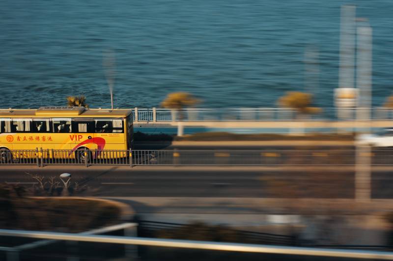 海边VIP巴士掠影图片