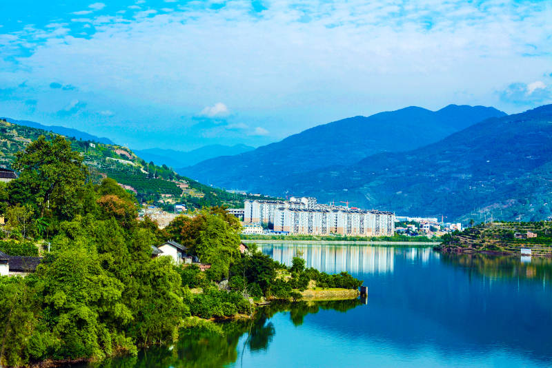 湖畔山城 碧水蓝天图片