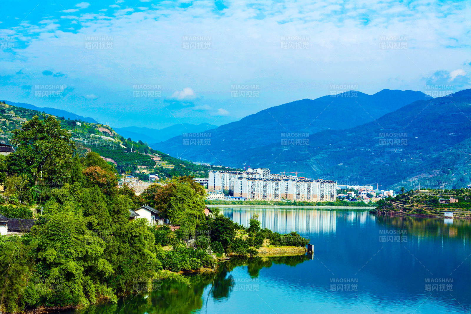 湖畔山城 碧水蓝天图片