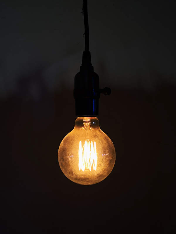 温暖的灯泡光芒图片