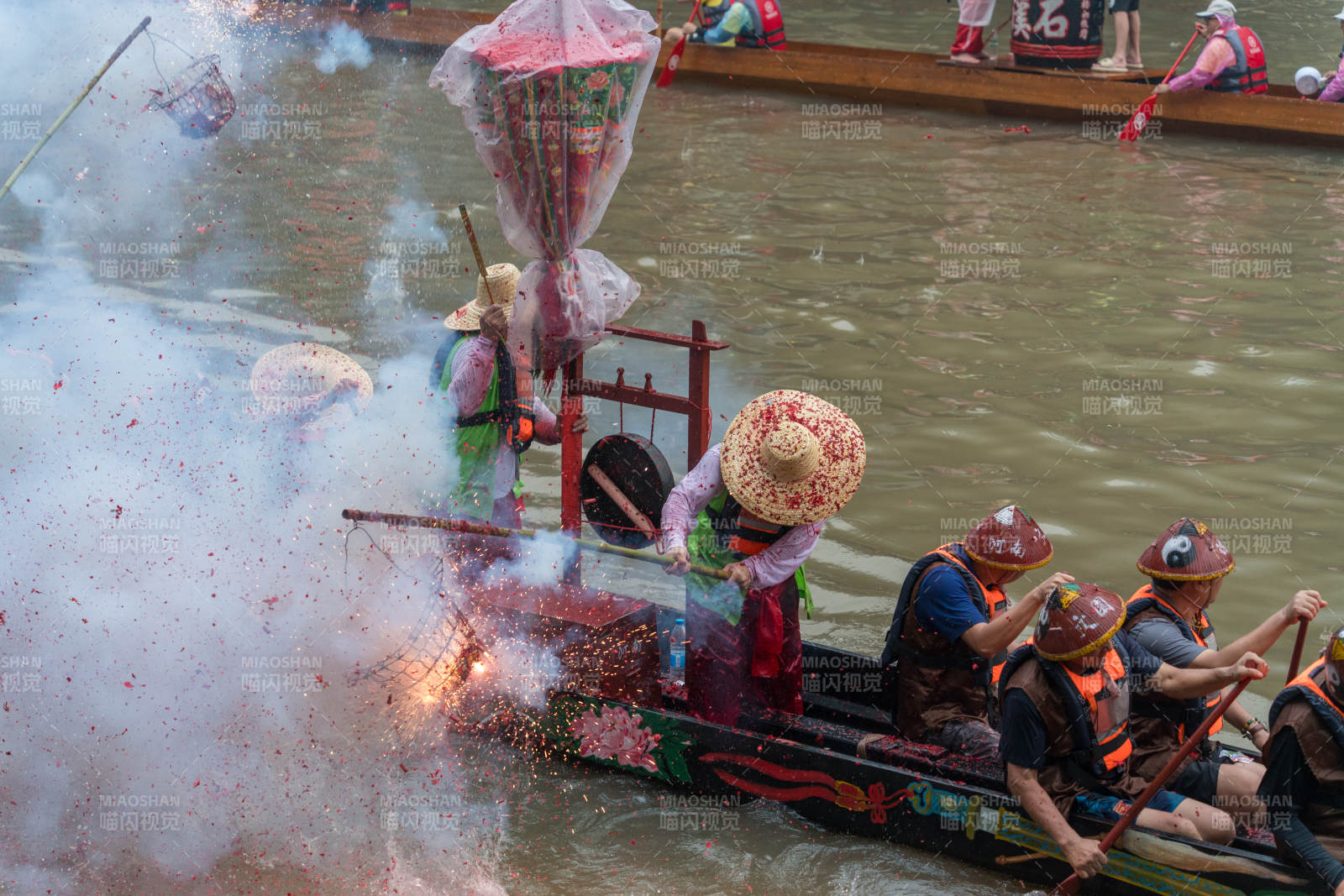 龙舟赛上的烟花表演图片