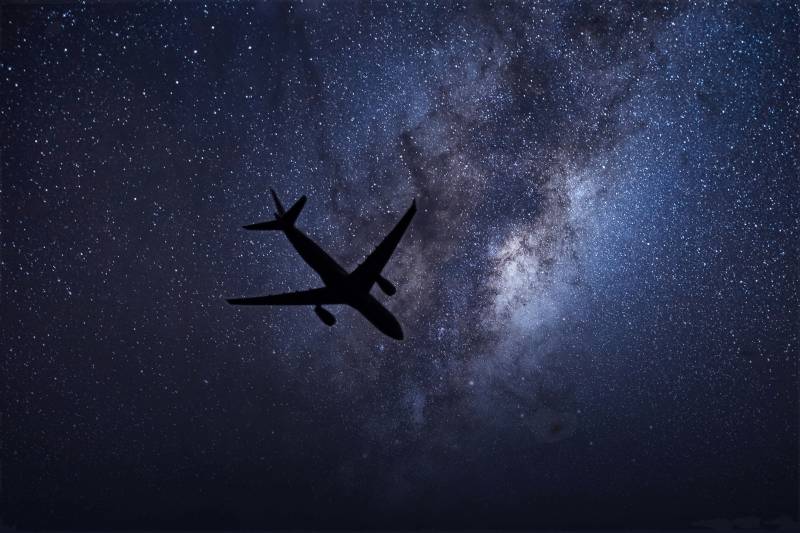 夜空中的飞行梦想图片