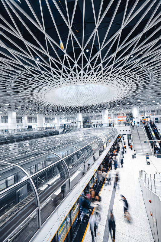 深圳岗厦北地铁站的繁忙景象图片