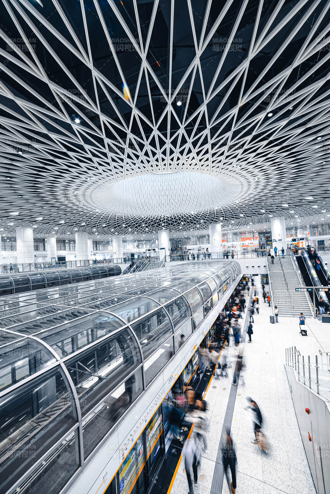 深圳岗厦北地铁站的繁忙景象图片