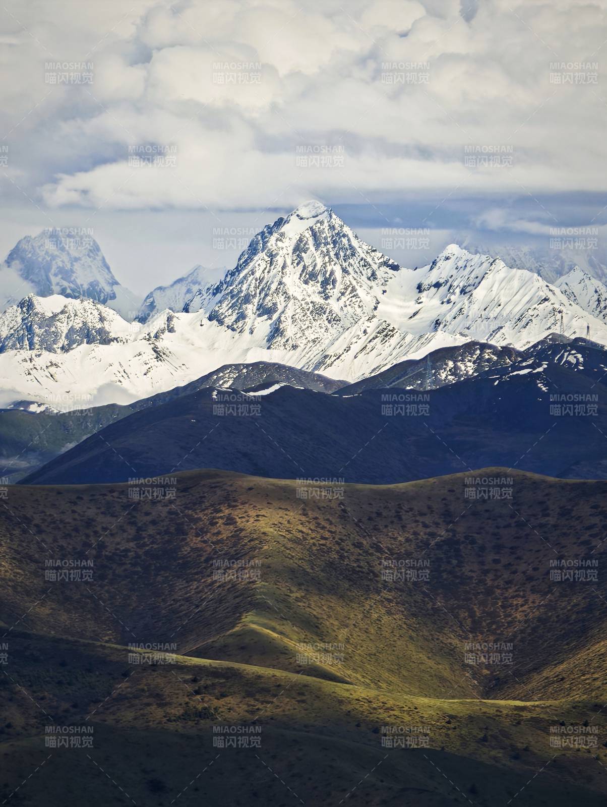 贡嘎雪山-雪山与草原的壮丽景色图片