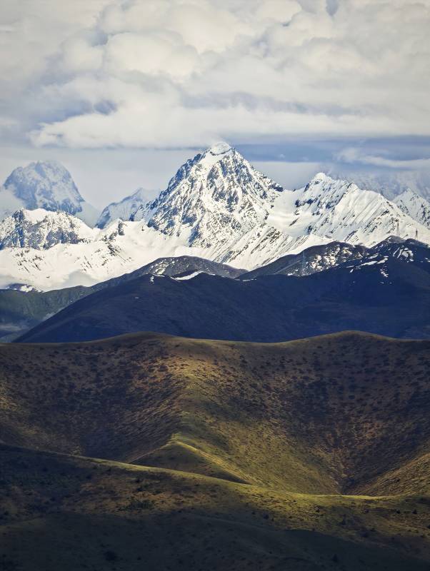 贡嘎雪山-雪山与草原的壮丽景色图片