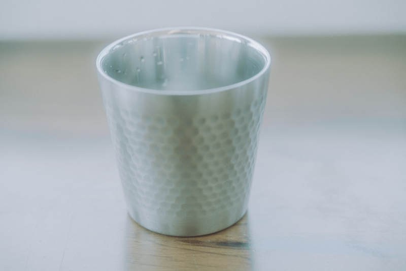 简约不锈钢杯静置桌面图片