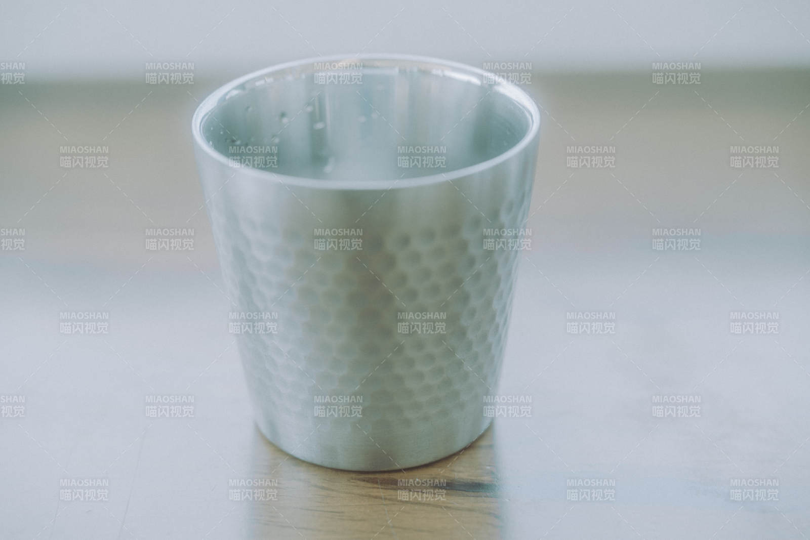 简约不锈钢杯静置桌面图片