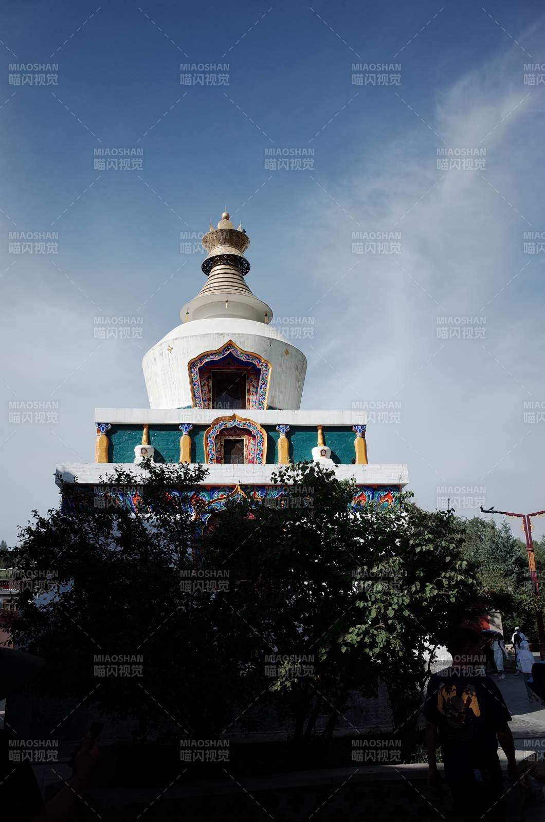 藏式佛塔与绿树相映图片