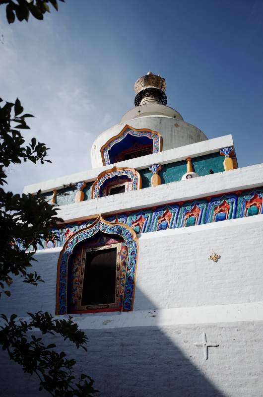 彩色装饰的白色佛塔图片