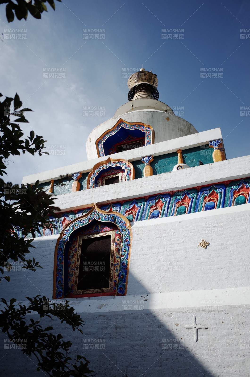 彩色装饰的白色佛塔图片