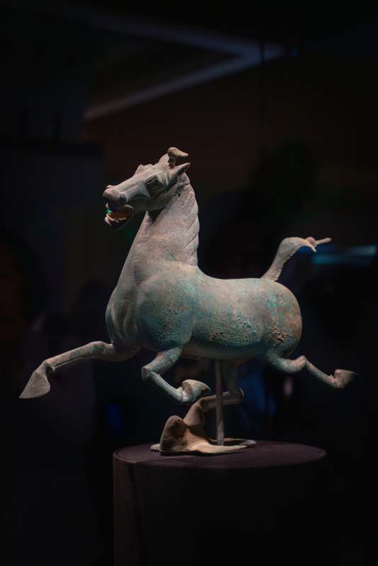 甘肃省博物馆镇馆之宝——马踏飞燕图片