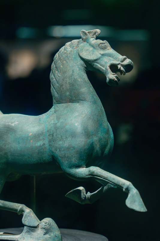 青铜奔马雕塑特写图片