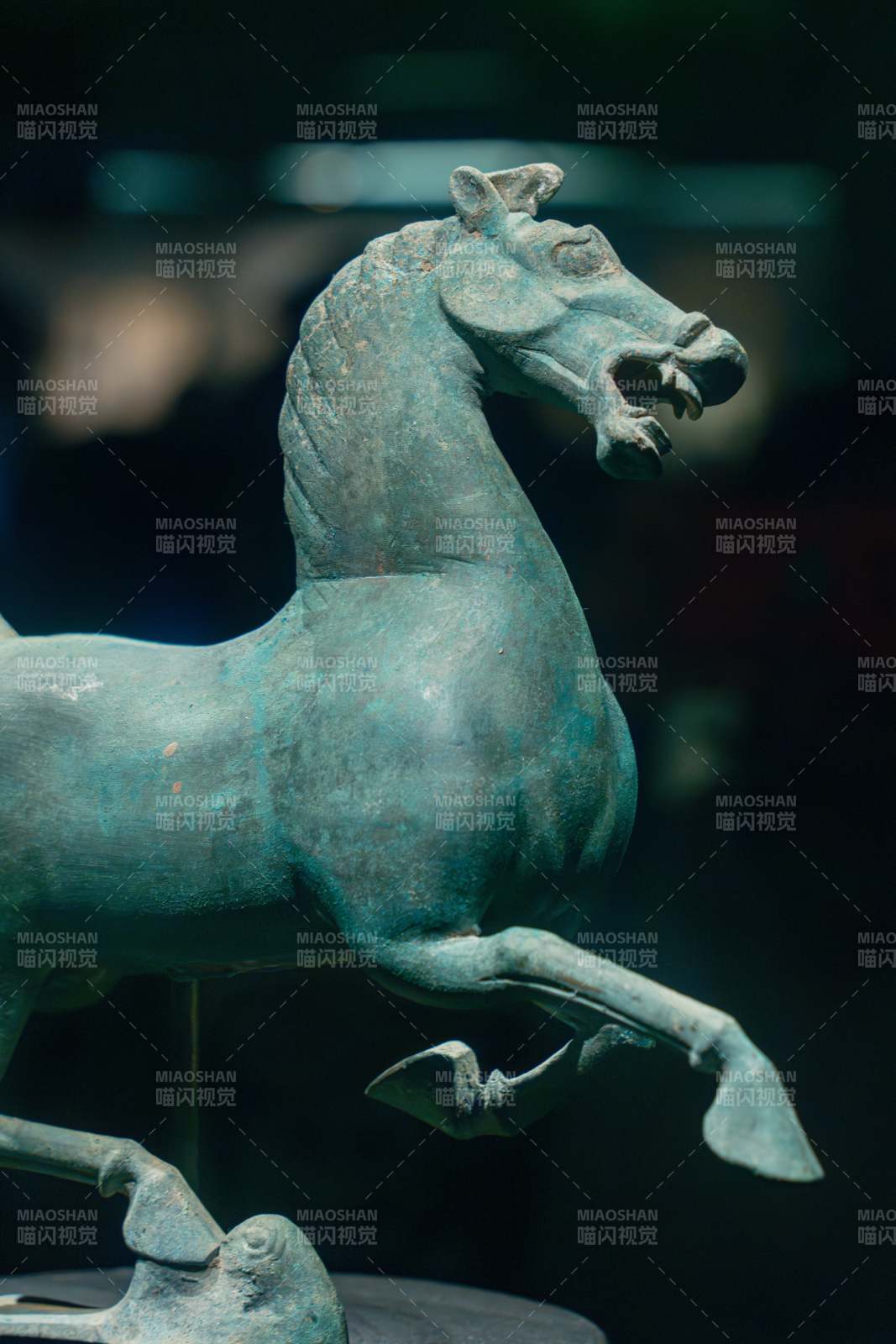 青铜奔马雕塑特写图片