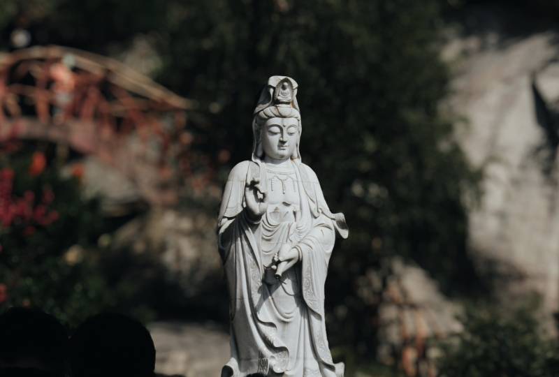 观音雕像静谧庭院中图片