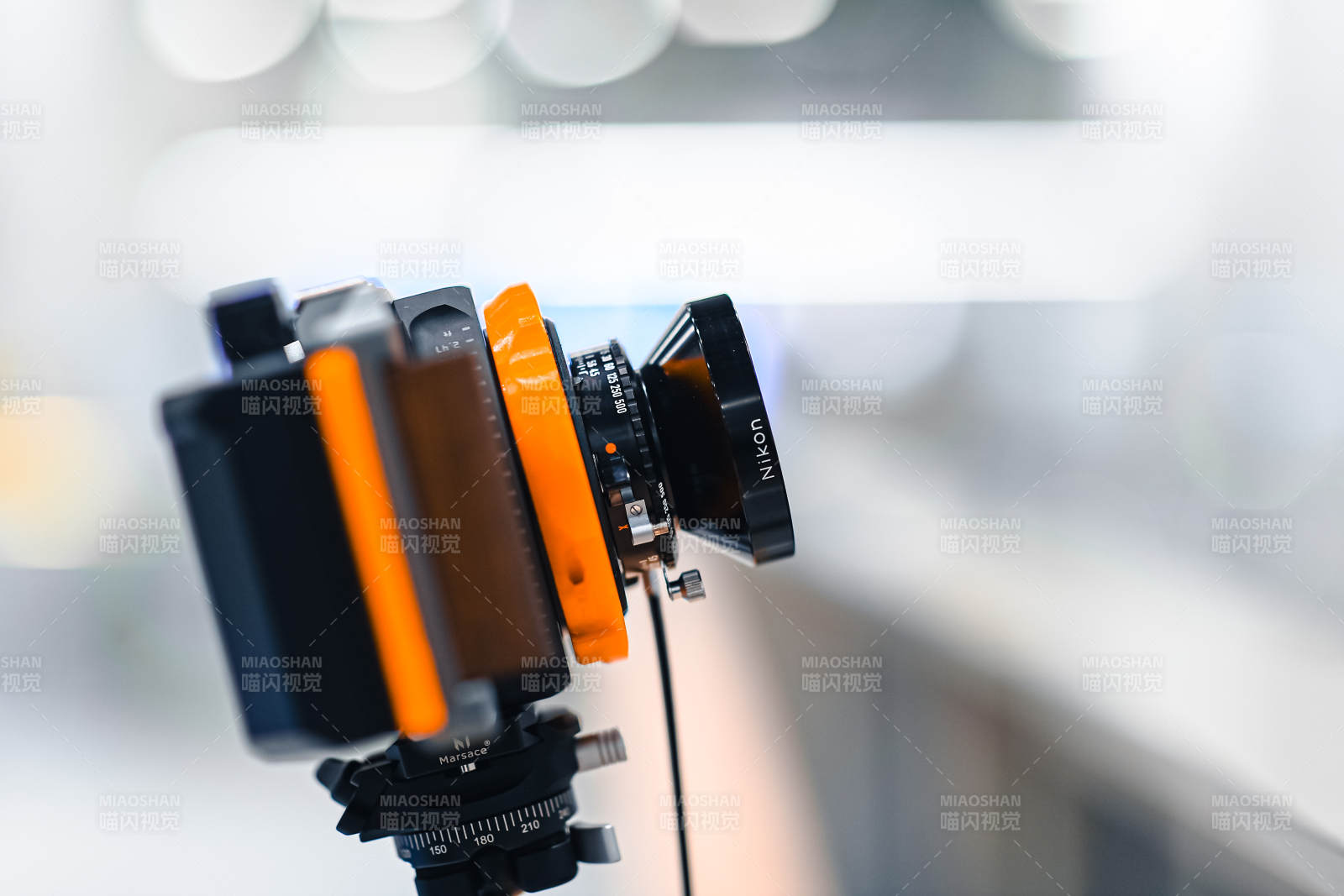 摄影灯与滤光片组合特写图片