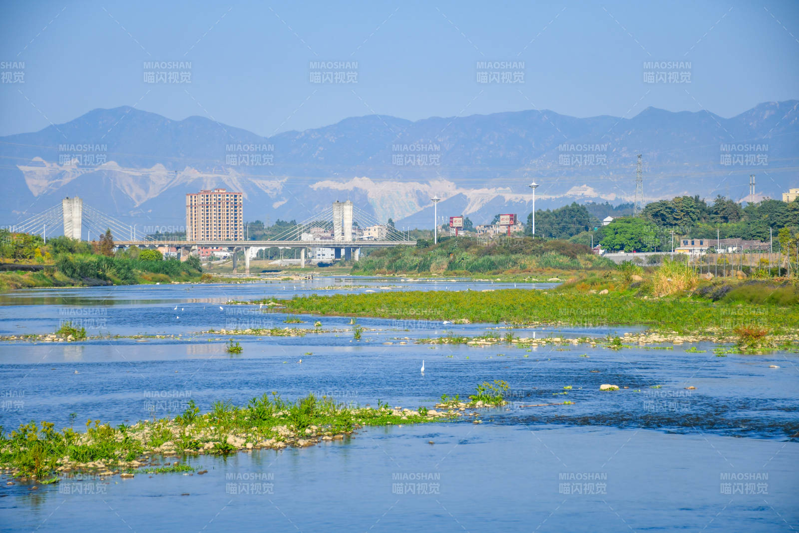 仙游木兰溪江畔绿洲 远山映衬图片