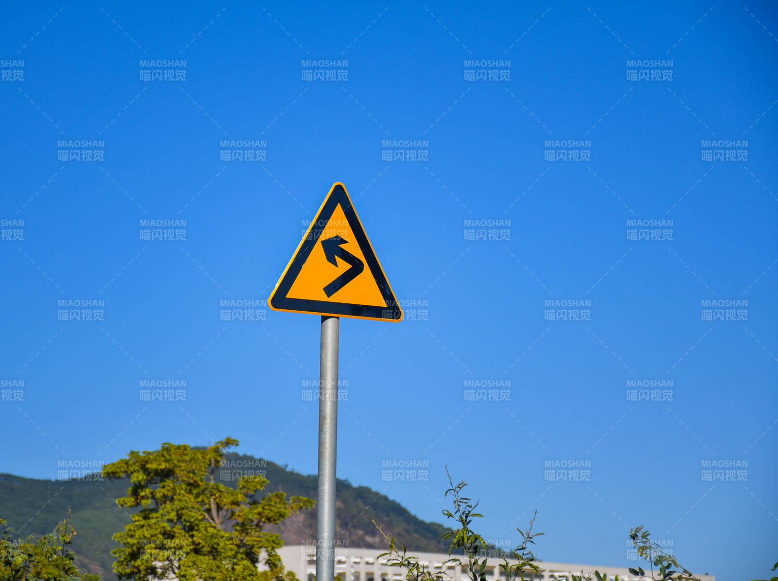 弯道警示标志图片