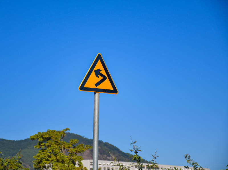 弯道警示标志图片