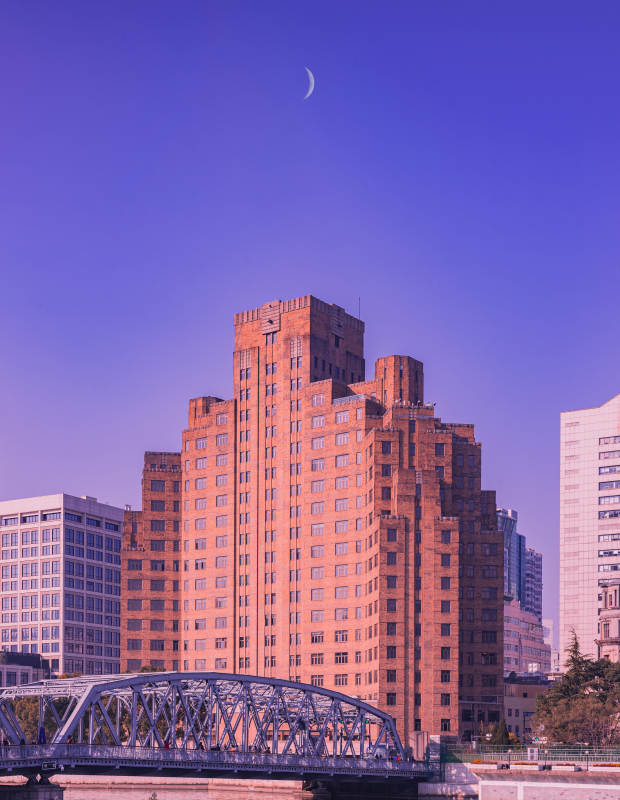 城市黄昏 新月高悬图片