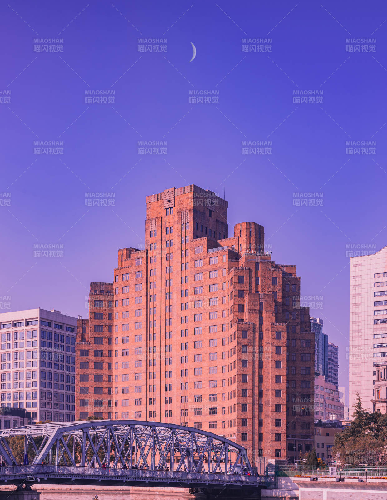 城市黄昏 新月高悬图片