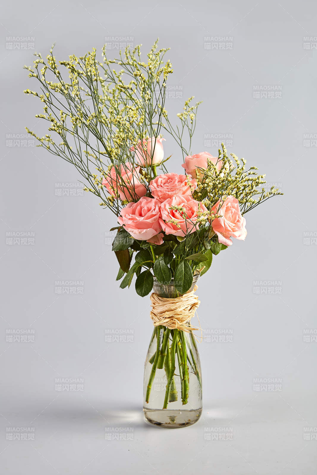 粉色玫瑰花束静谧之美图片