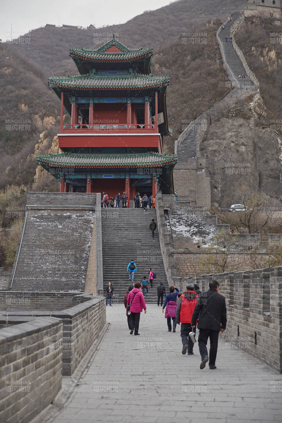 长城入口 游人如织图片