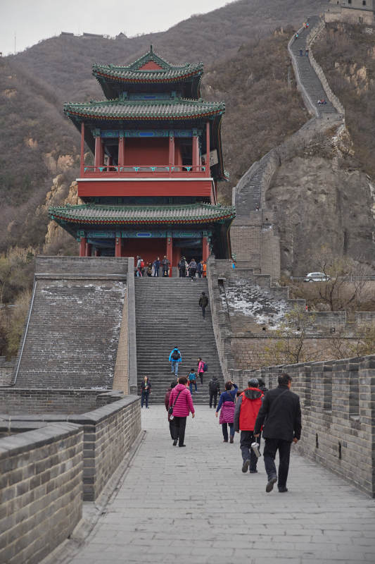 长城入口 游人如织图片