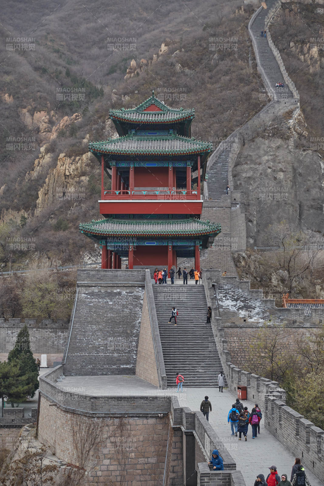 长城上的古塔与游客图片