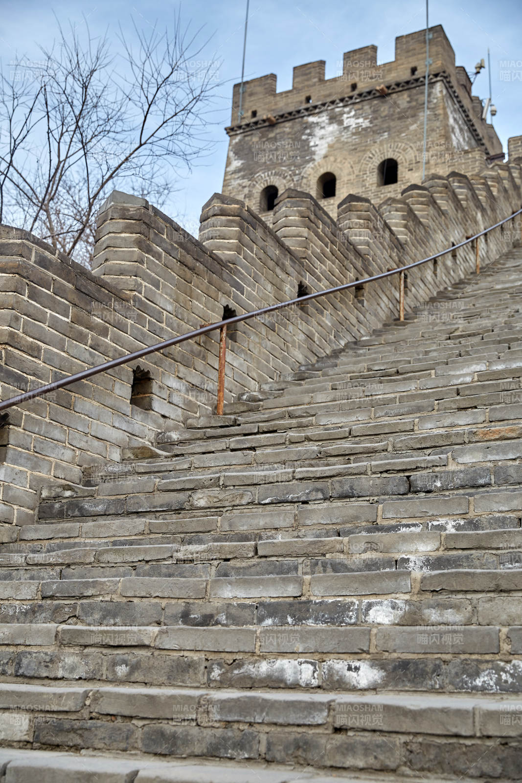 长城石阶与瞭望塔图片