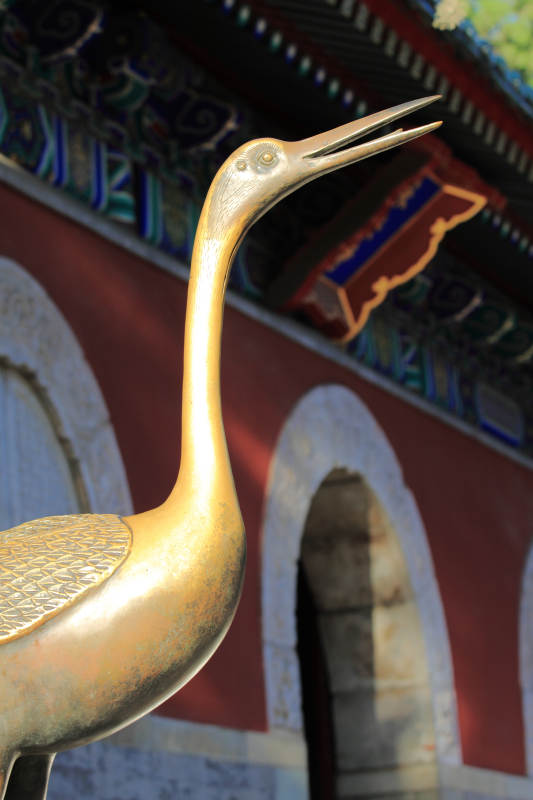 金色仙鹤与古建筑背景图片