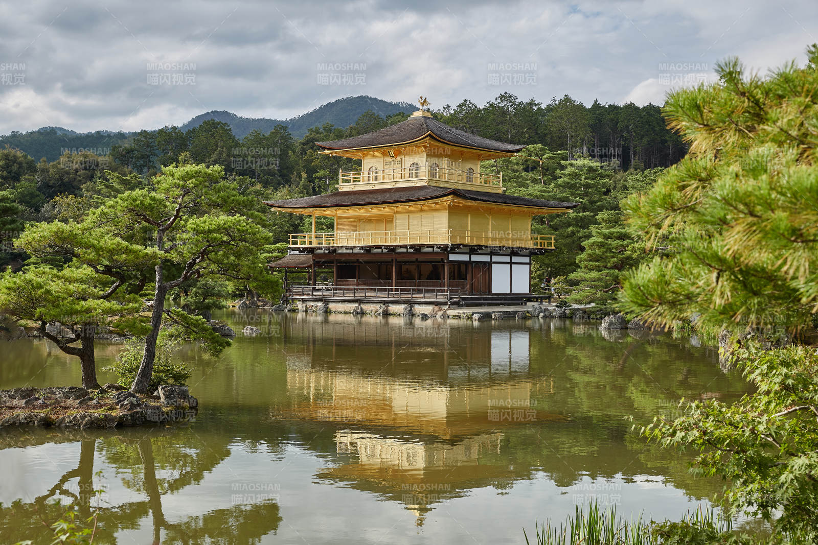 金阁寺倒影湖中景图片