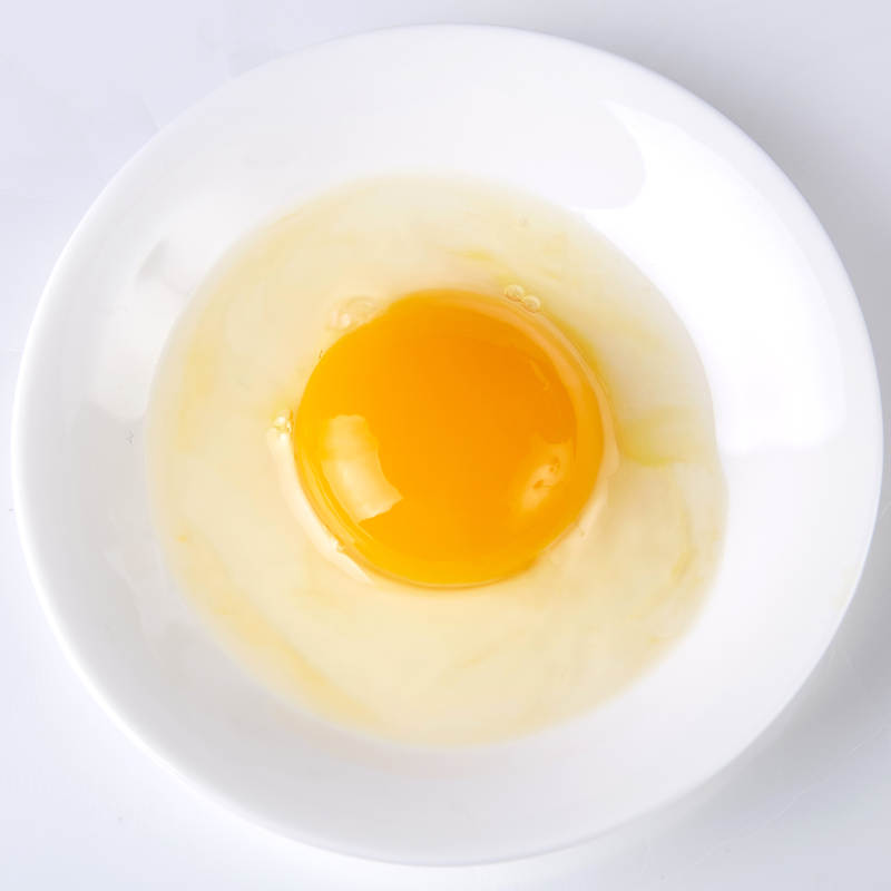 新鲜鸡蛋打散在碗中图片
