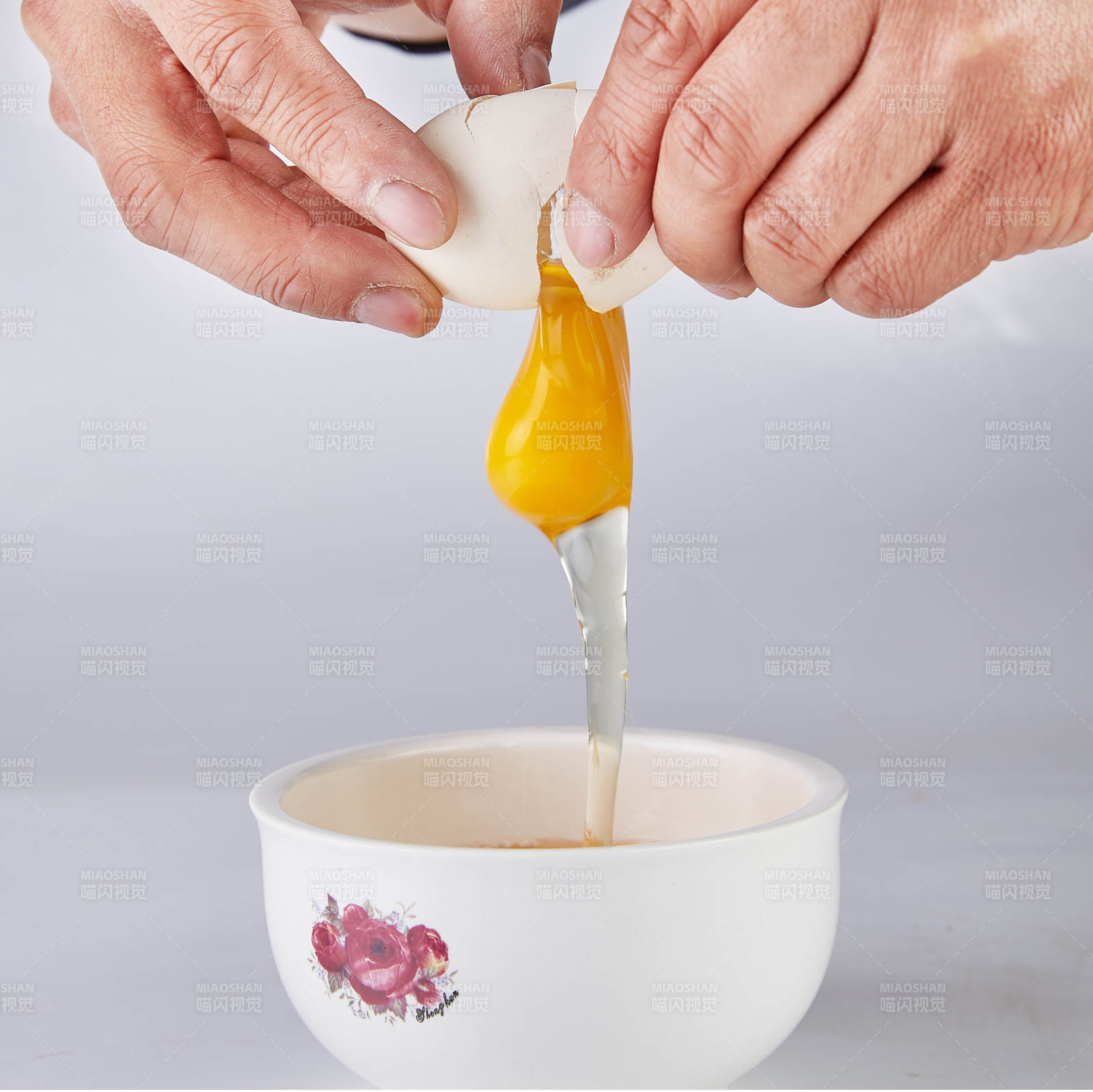 打鸡蛋入碗图片