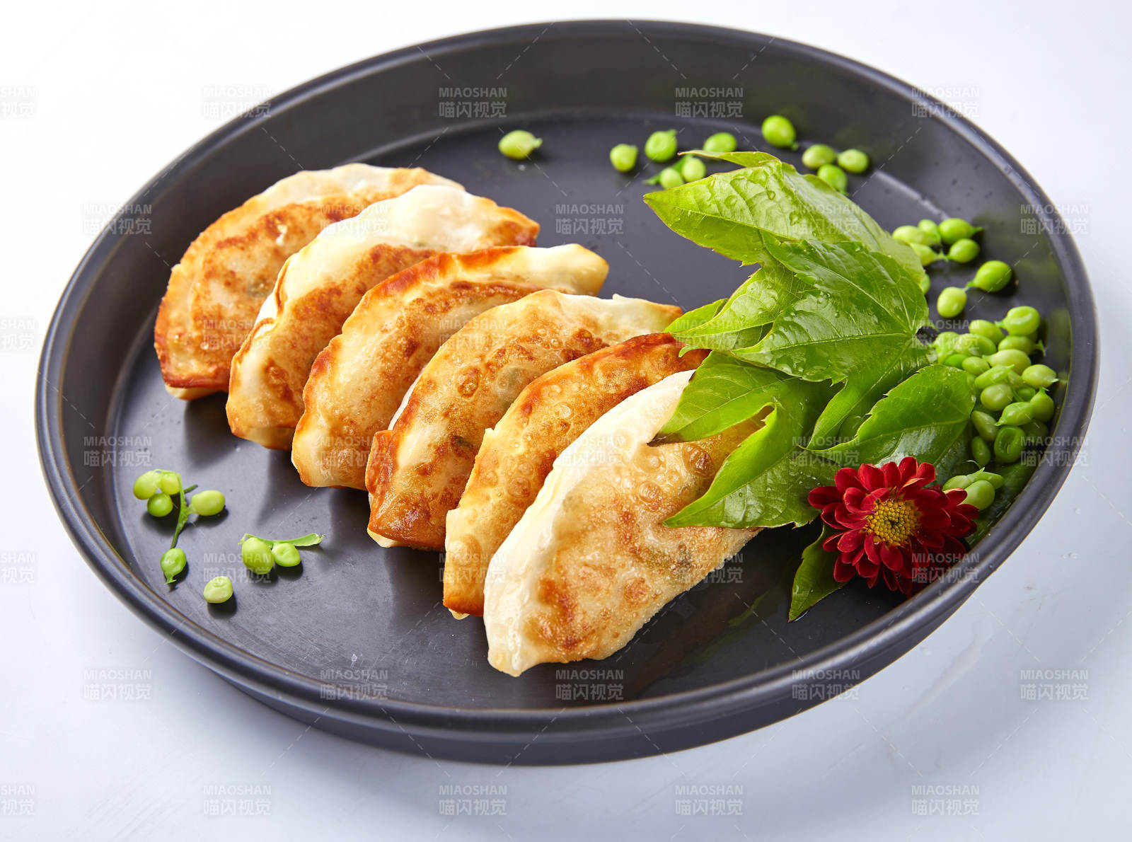 煎饺配豌豆与绿叶装饰图片