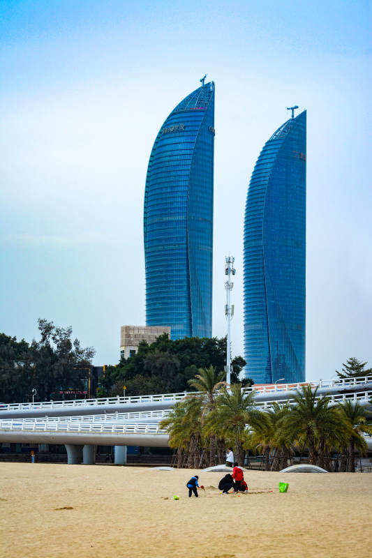 海滨双塔映蓝天图片