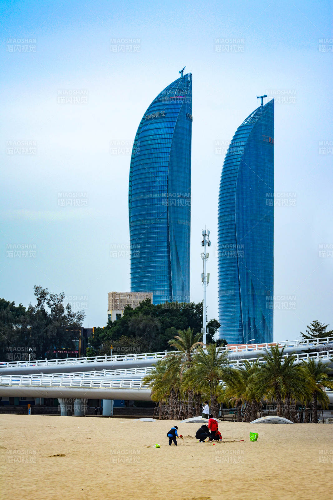 海滨双塔映蓝天图片