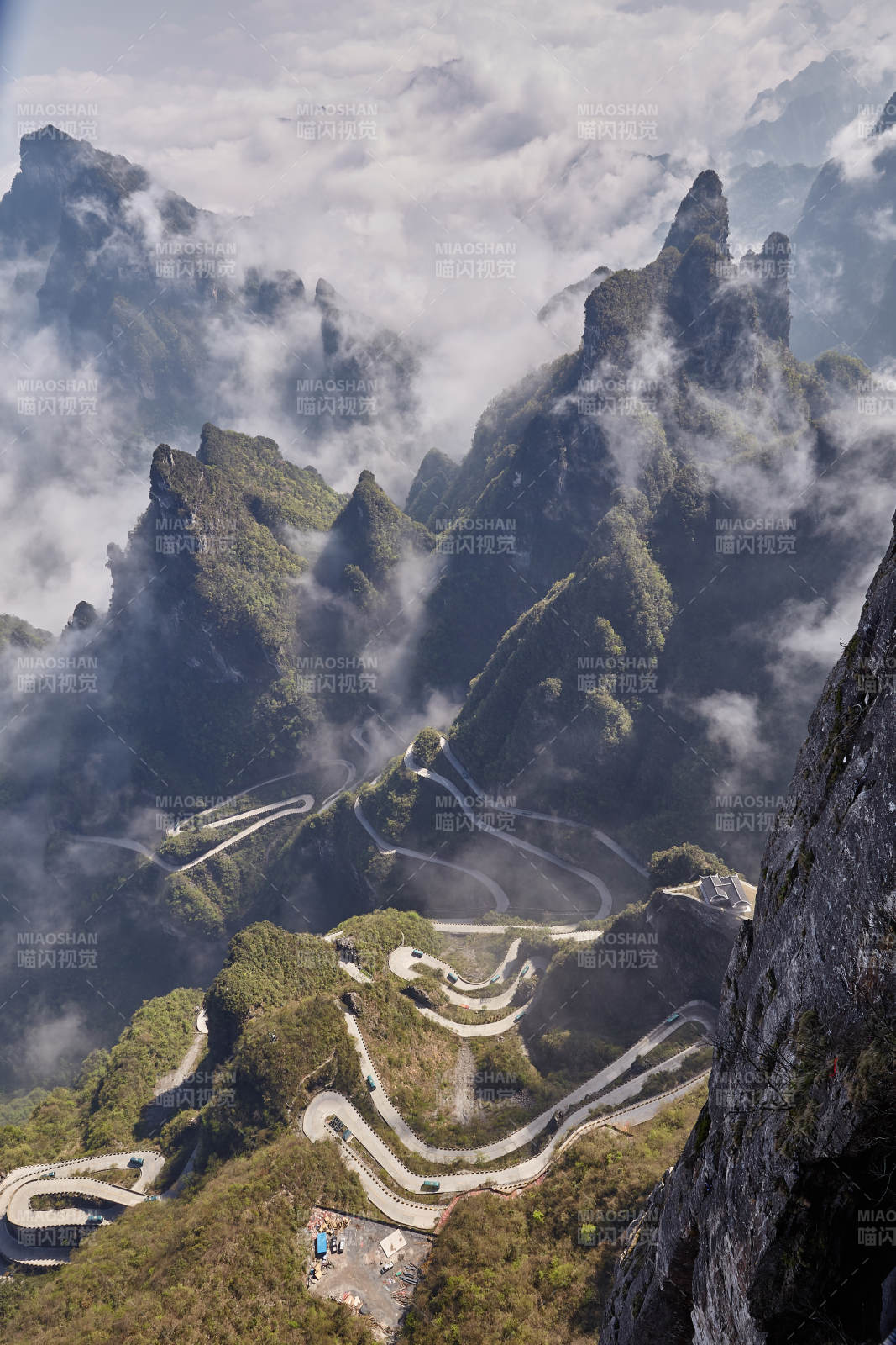 云海缭绕 山路蜿蜒图片