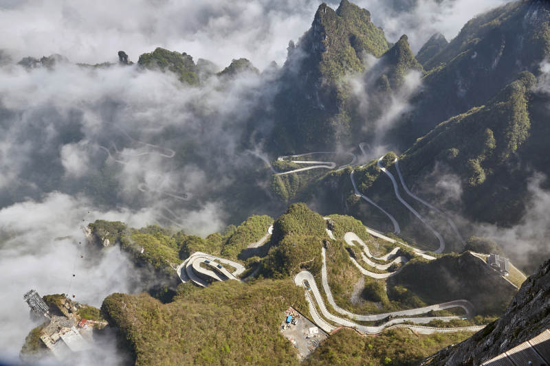 云海中的盘山公路图片