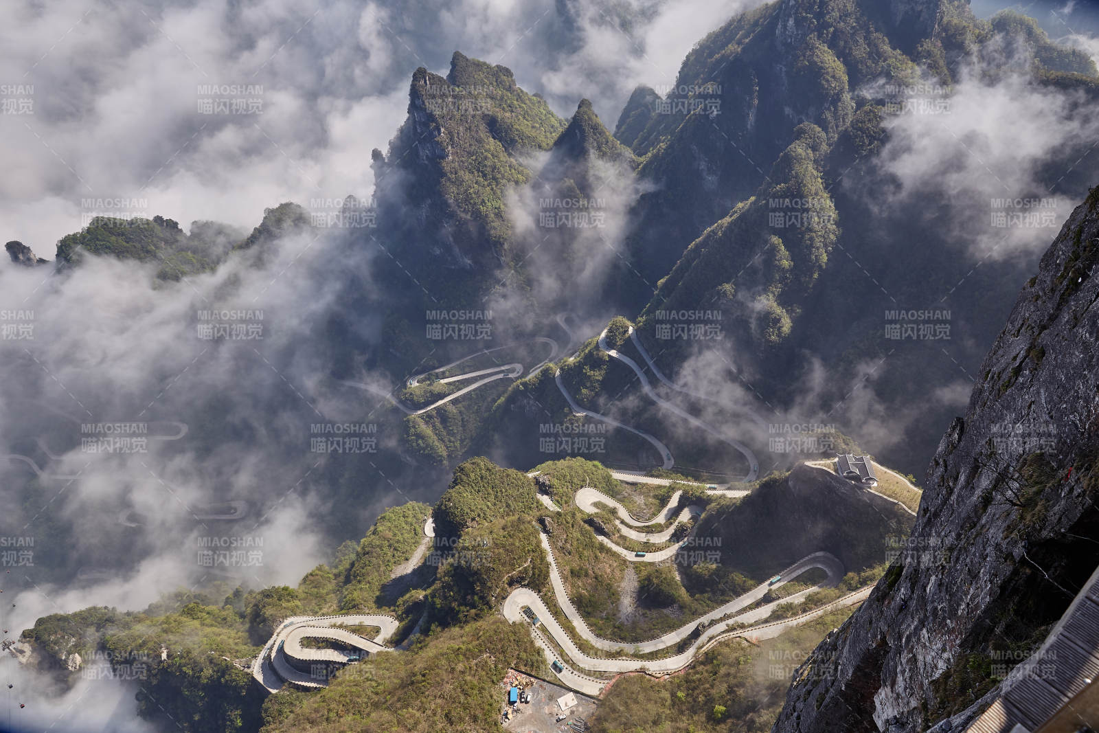 云海缭绕的山间公路图片