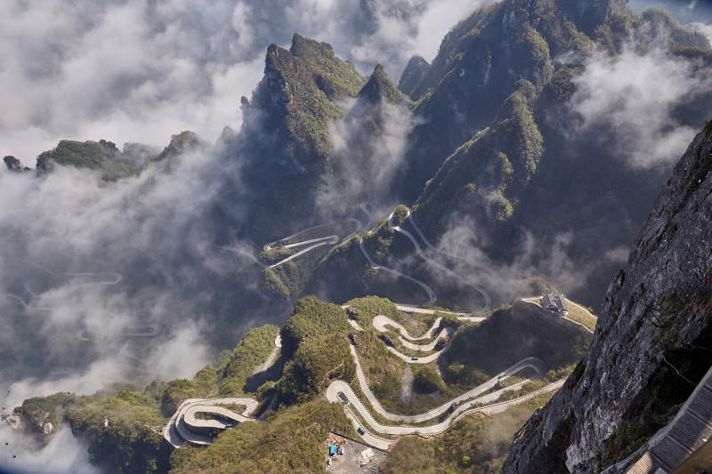 云海缭绕的山间公路图片