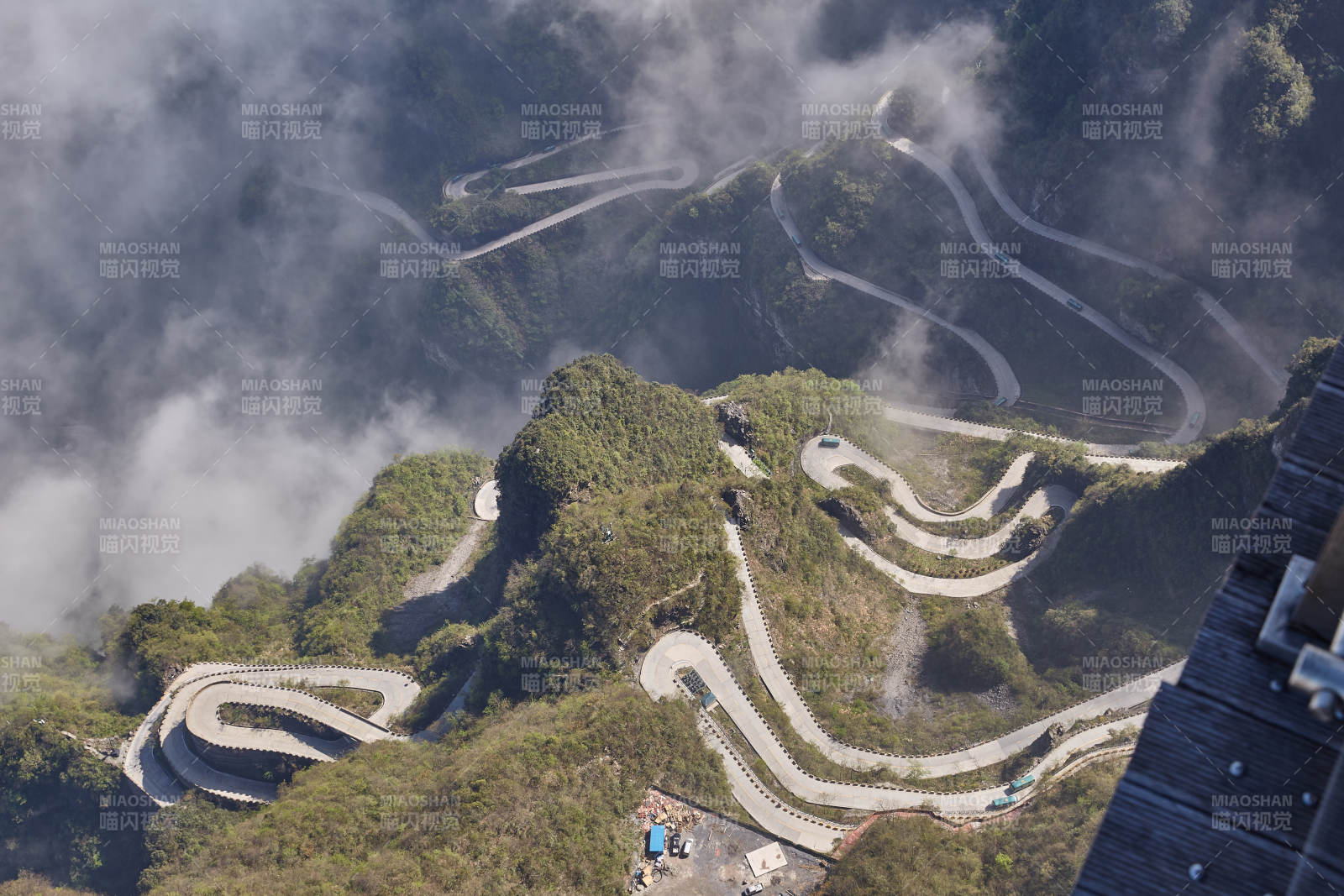 云端盘山公路奇观图片